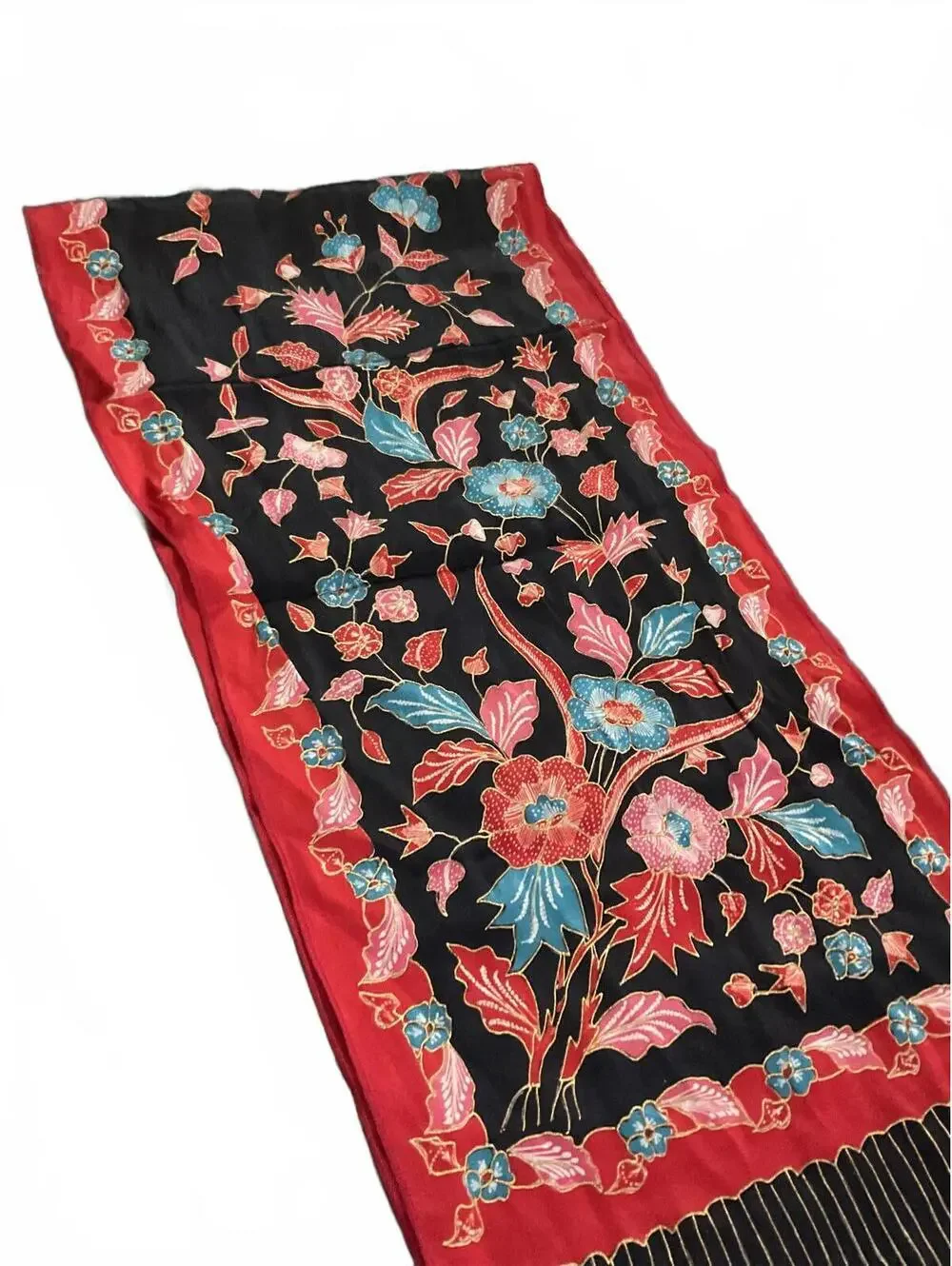 Beautiful Floral Patterned Silk Scarf with Vibrant Colors